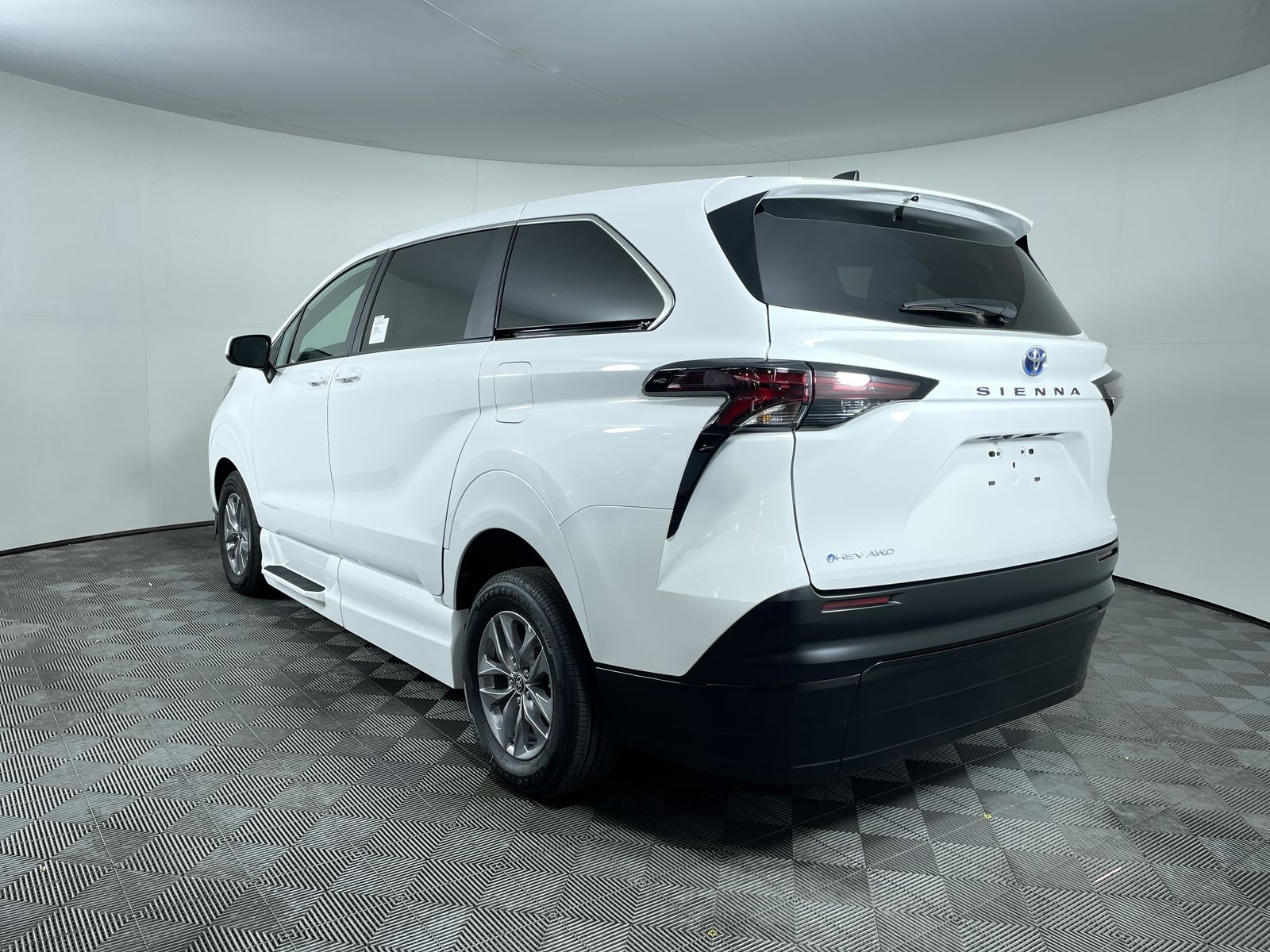 2025 Toyota Sienna LE - Photo 27