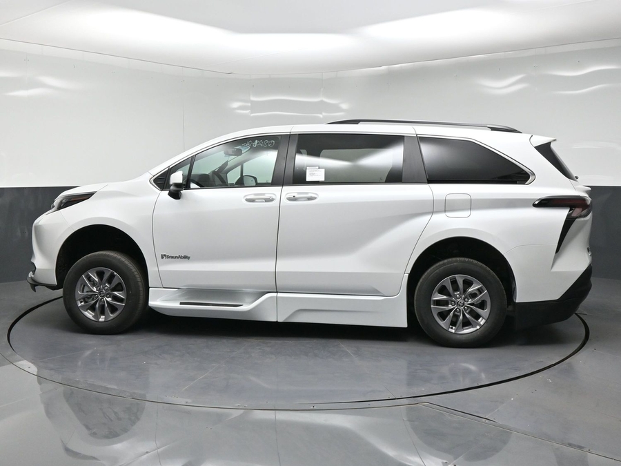 New 2026 Toyota Sienna XLE Base