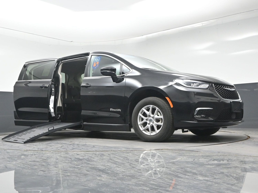 CERTIFIED PRE-OWNED 2024 Chrysler Pacifica Touring L