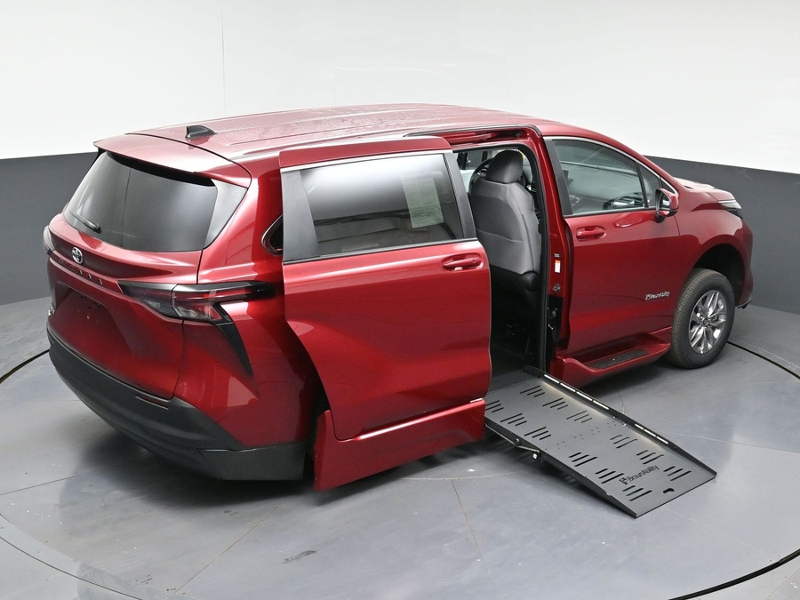 New 2026 Toyota Sienna LE