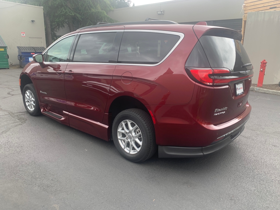 PRE OWNED 2022 Chrysler Pacifica Touring L