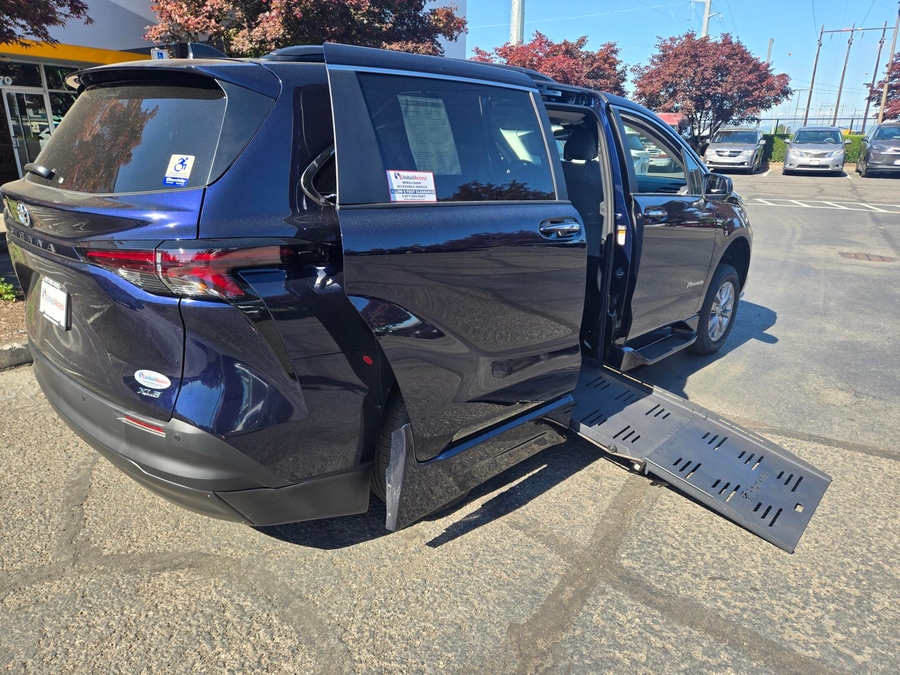 PRE OWNED 2022 Toyota Sienna XLE
