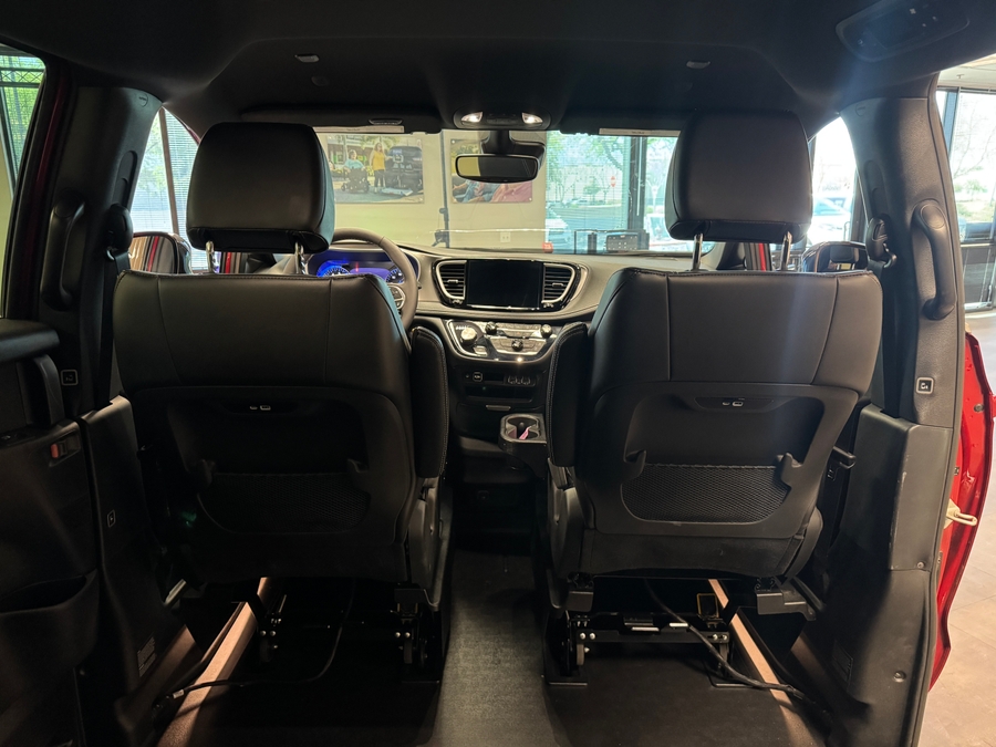 PRE OWNED 2025 Chrysler Pacifica Select