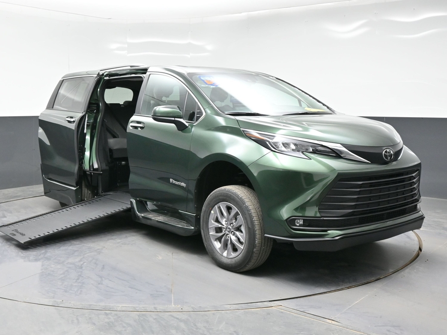New 2026 Toyota Sienna XLE Base
