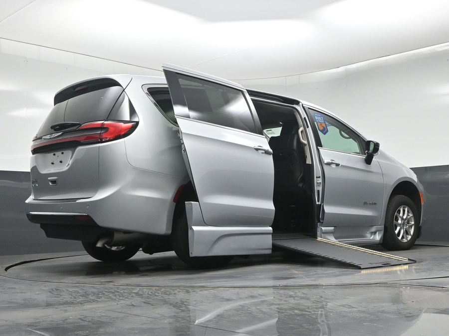 CERTIFIED PRE-OWNED 2024 Chrysler Pacifica Touring L