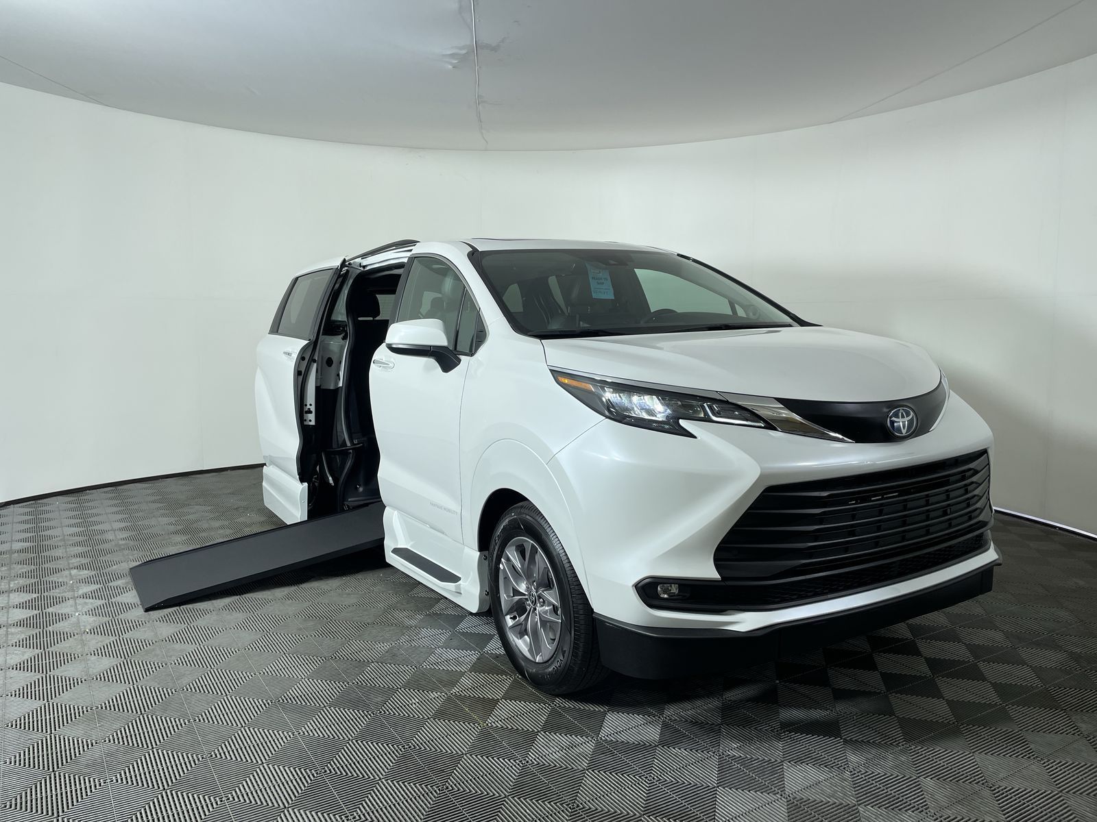 2025 Toyota Sienna XLE's photo