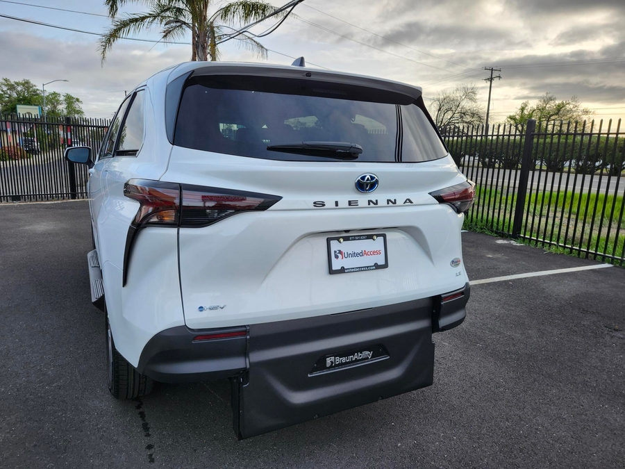 New 2026 Toyota Sienna LE W 3RD ROW