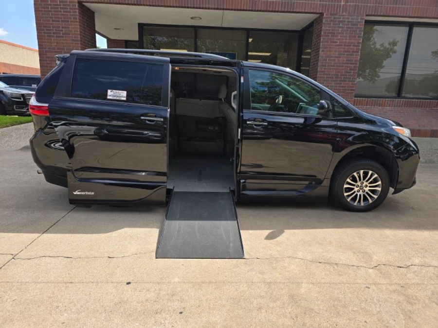 PRE OWNED 2018 Toyota Sienna XLE JS909745