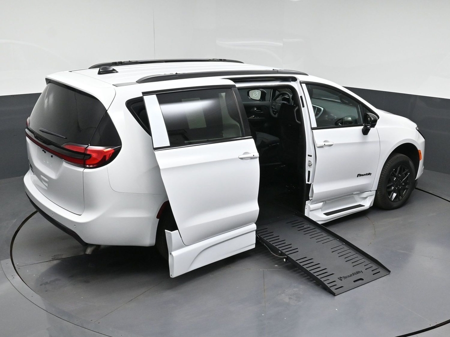 New 2027 Chrysler Pacifica Select Sport