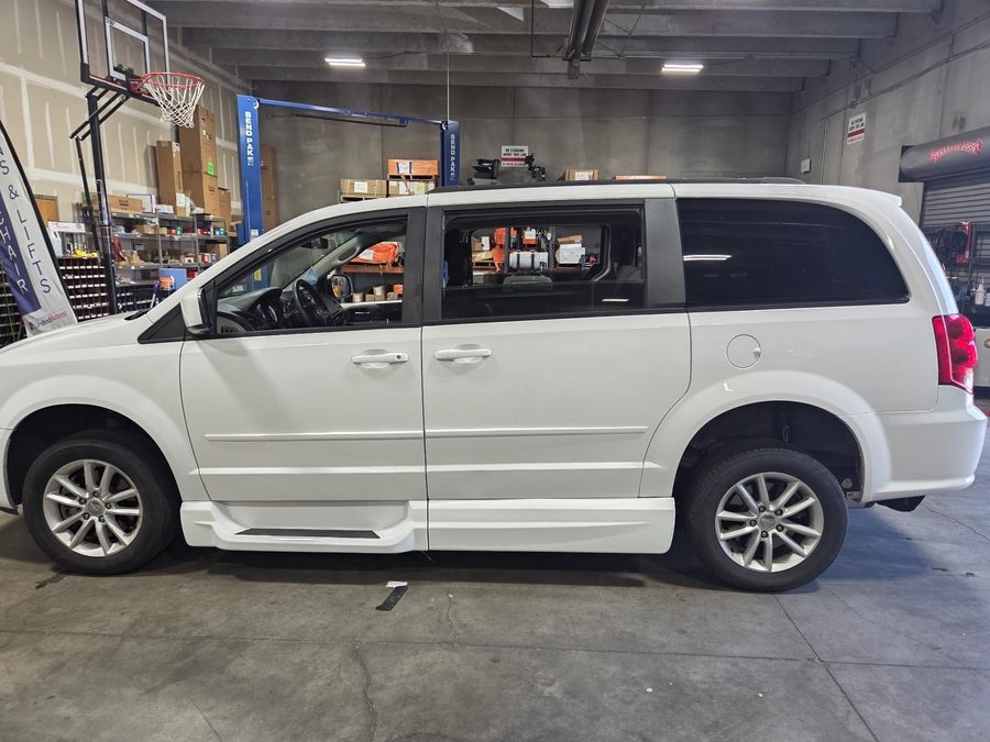 PRE OWNED 2014 Dodge Grand Caravan SXT