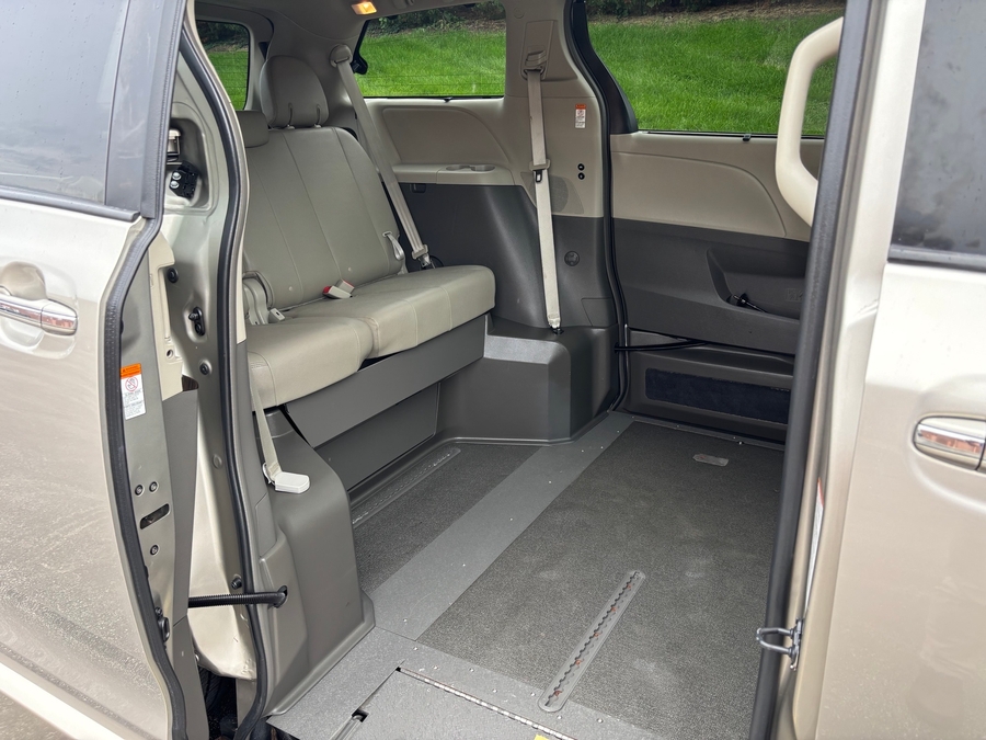 PRE OWNED 2016 Toyota Sienna XLE
