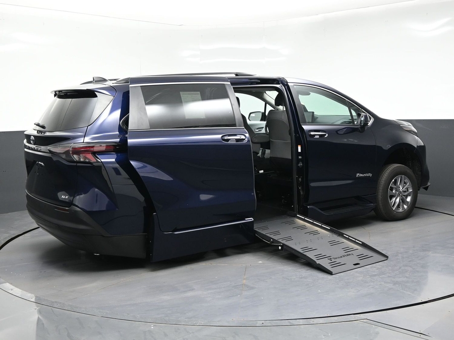 New 2026 Toyota Sienna XLE Base