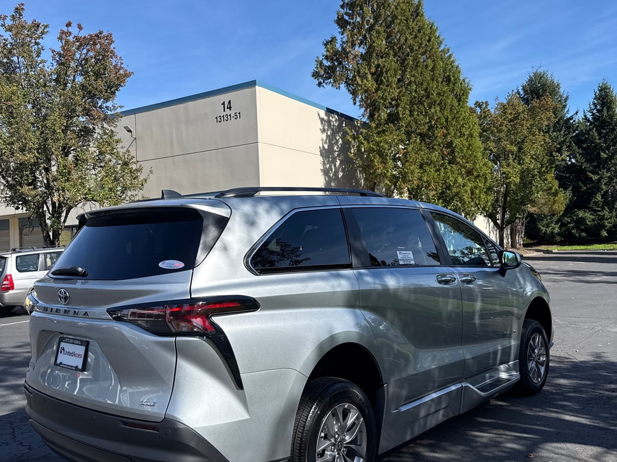PRE OWNED 2025 Toyota Sienna XLE Plus