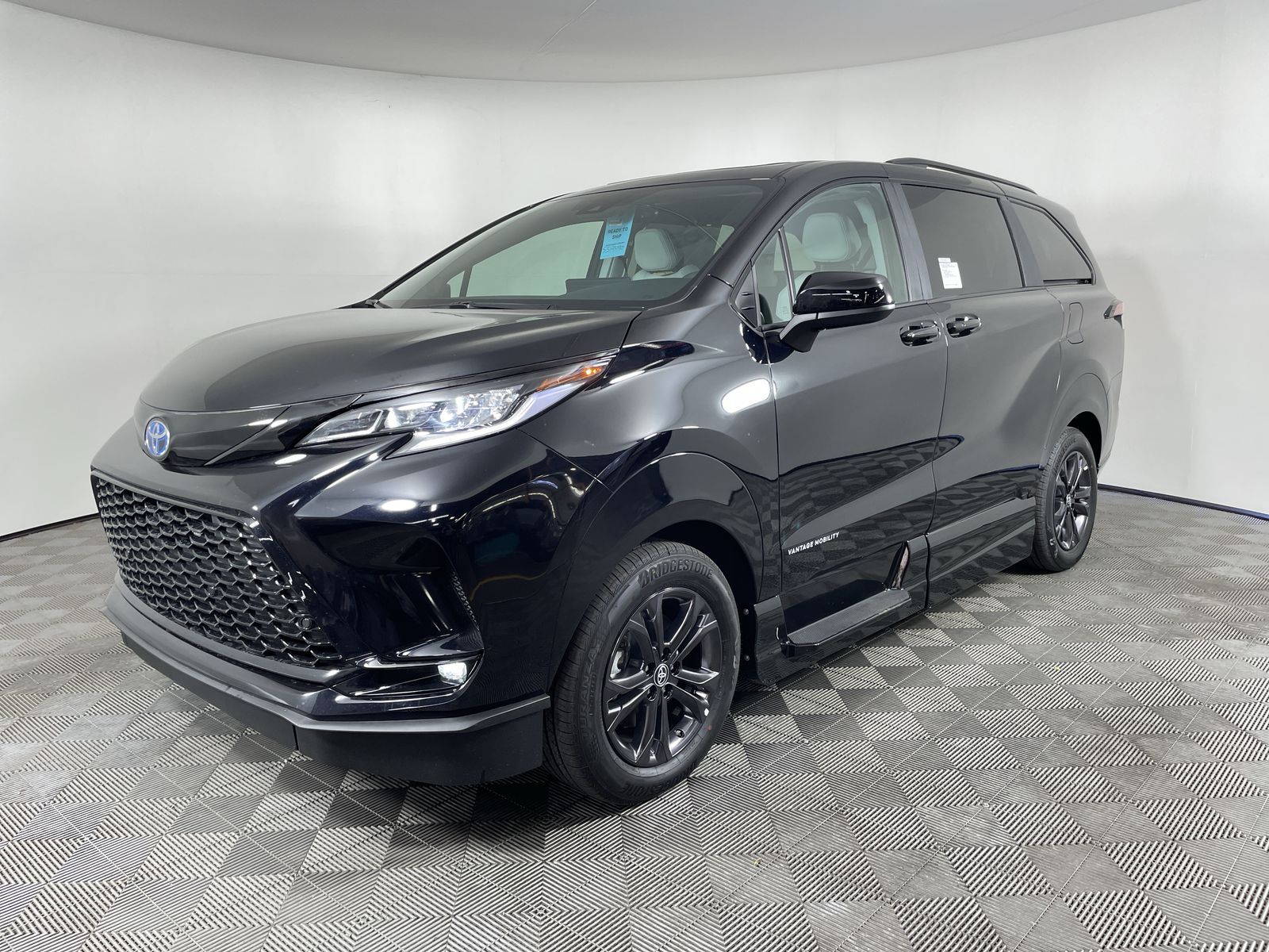 2025 Toyota Sienna XSE - Photo 30
