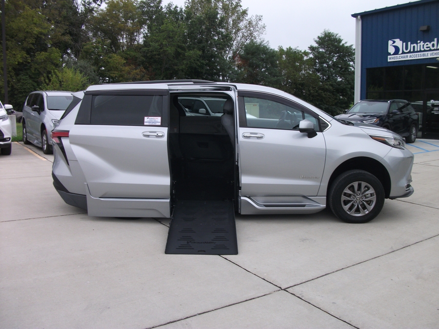 PRE OWNED 2022 Toyota Sienna XLE