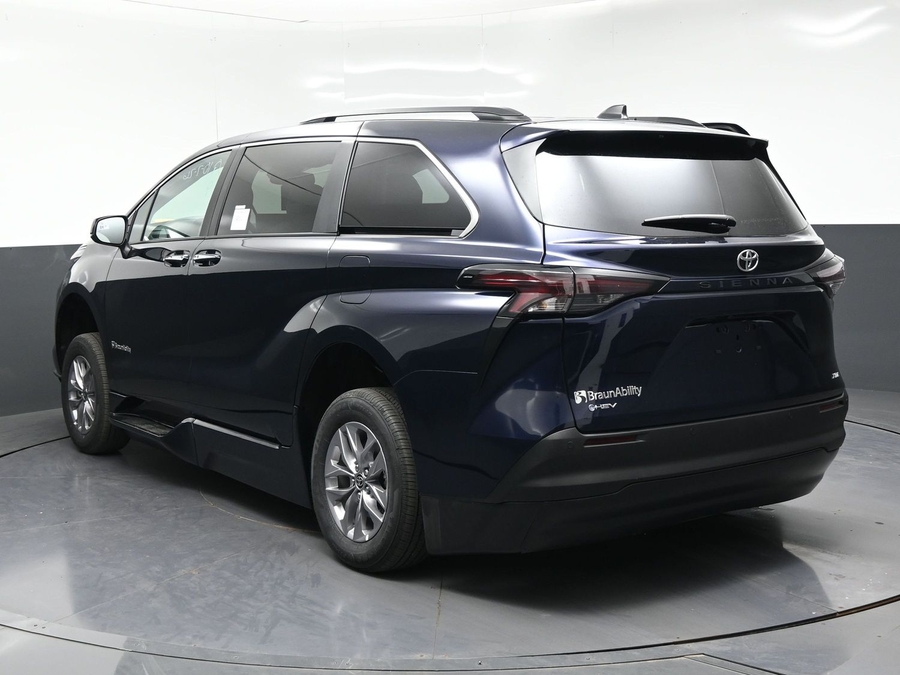 New 2026 Toyota Sienna XLE Base