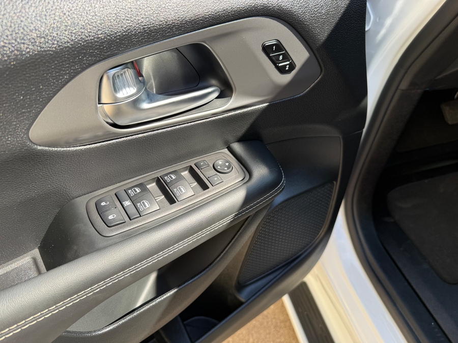 PRE OWNED 2025 Chrysler Pacifica Select Safety