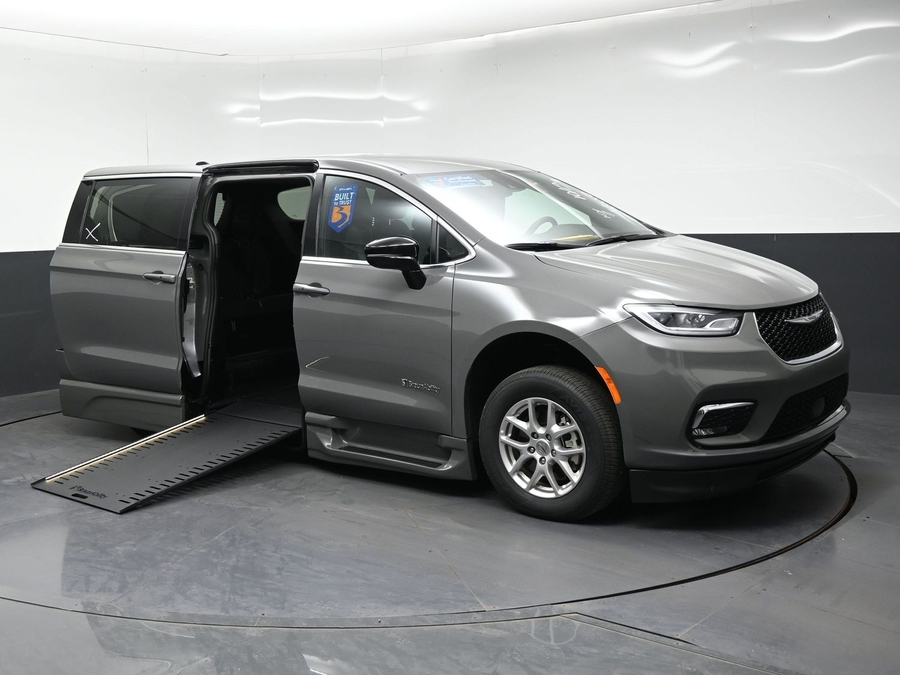 CERTIFIED PRE-OWNED 2025 Chrysler Pacifica Select