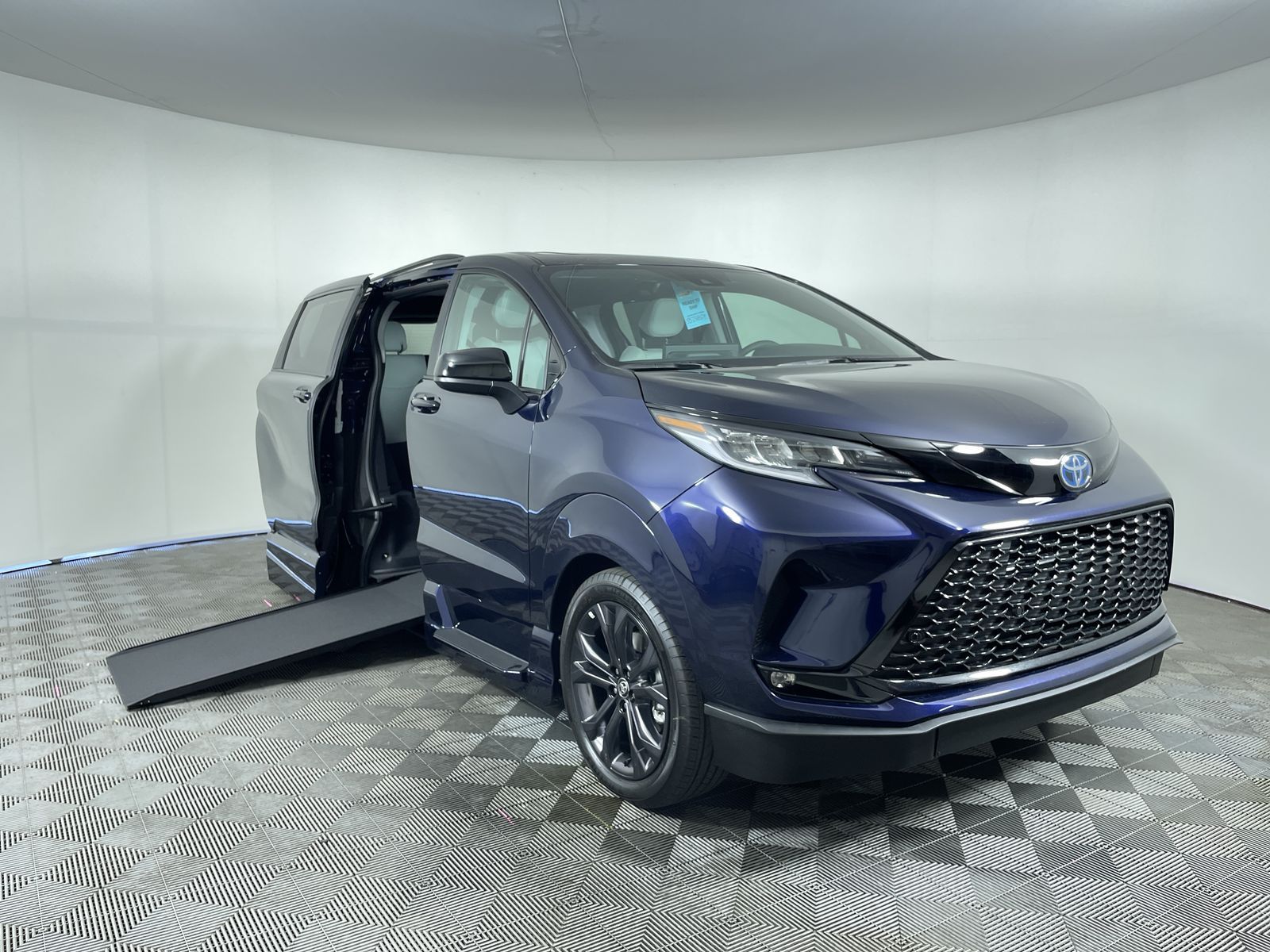 2025 Toyota Sienna XSE's photo