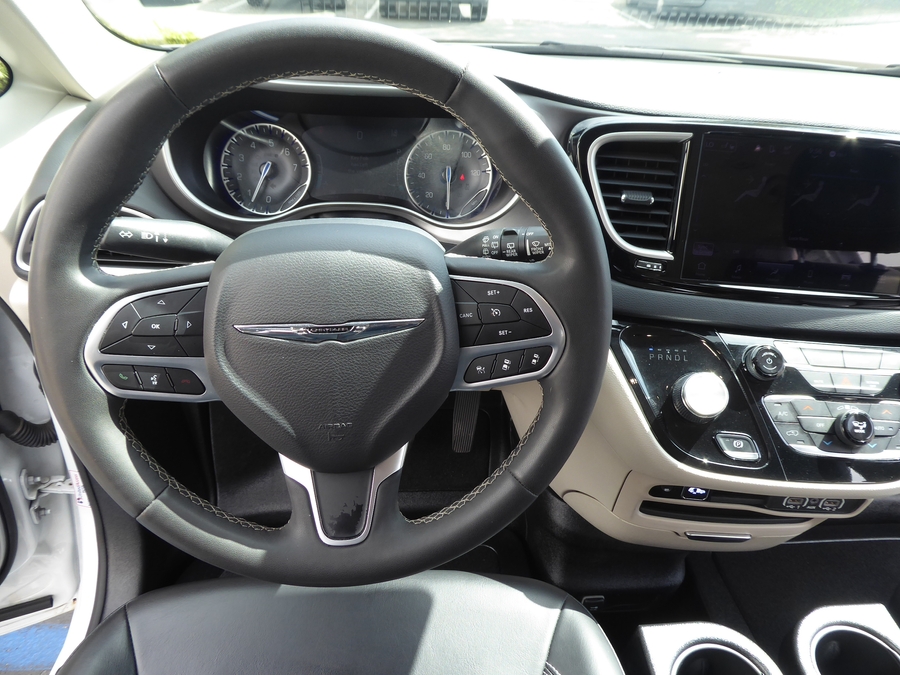 PRE OWNED 2023 Chrysler Pacifica Touring L