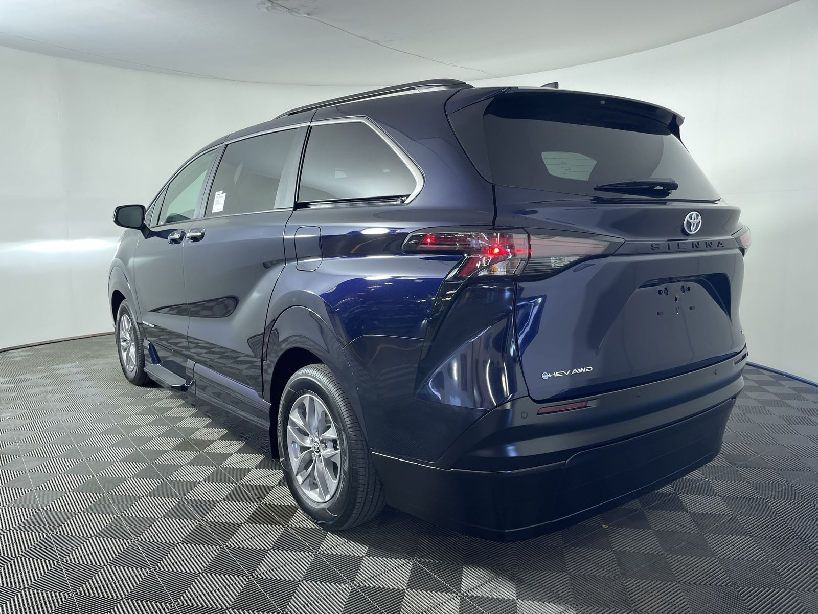 2025 Toyota Sienna XLE - Photo 28