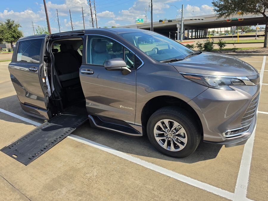 PRE OWNED 2024 Toyota Sienna XLE