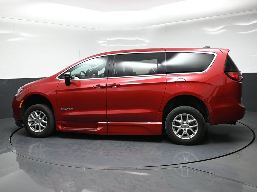 PRE OWNED 2025 Chrysler Pacifica Select