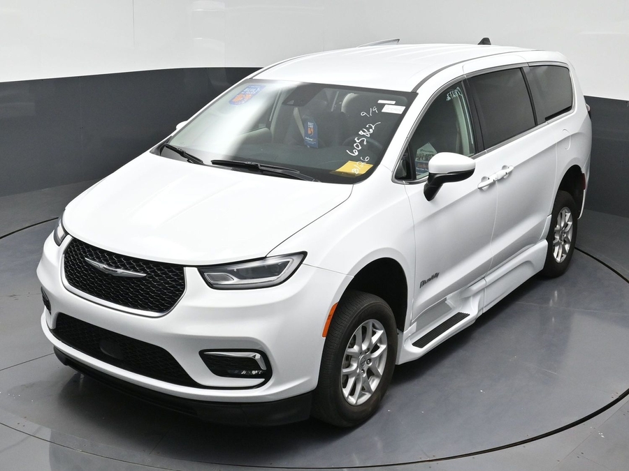 PRE OWNED 2023 Chrysler Pacifica Touring L