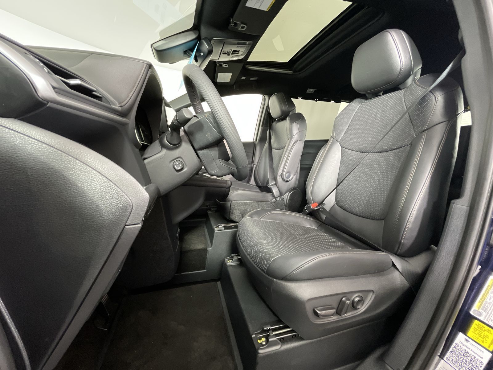 2025 Toyota Sienna Platinum - Photo 10