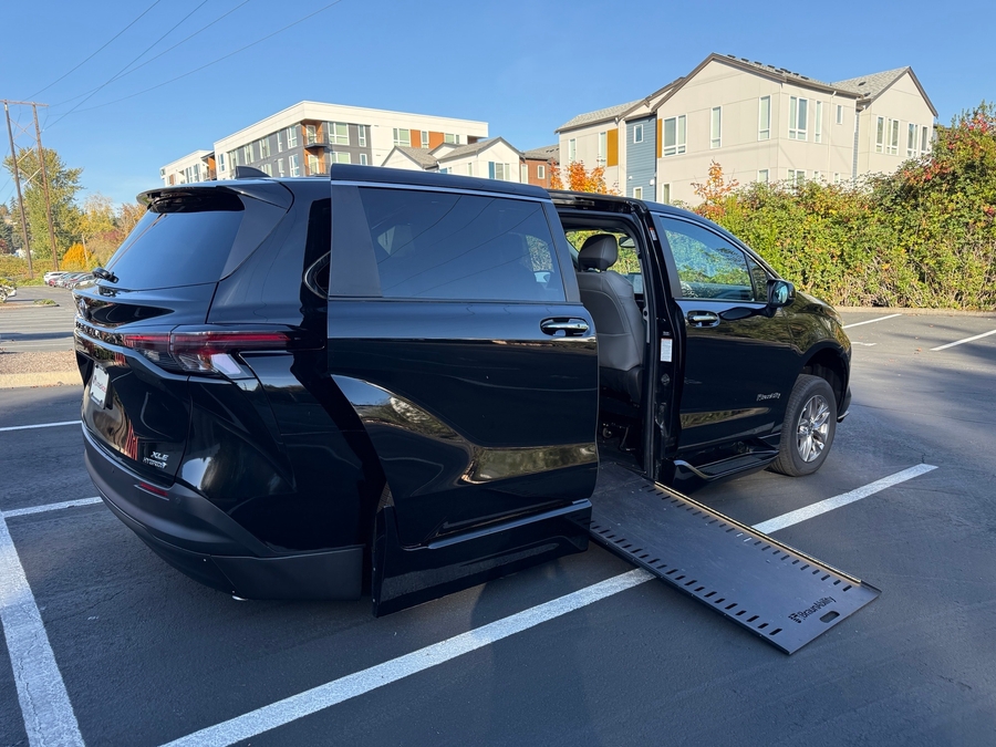 PRE OWNED 2024 Toyota Sienna XLE Base