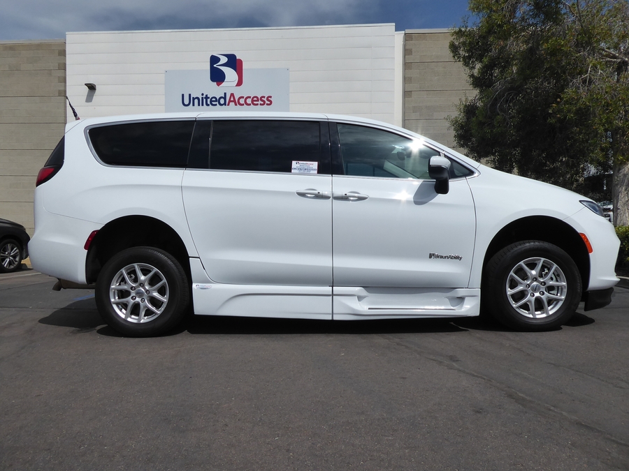 PRE OWNED 2023 Chrysler Pacifica Touring L