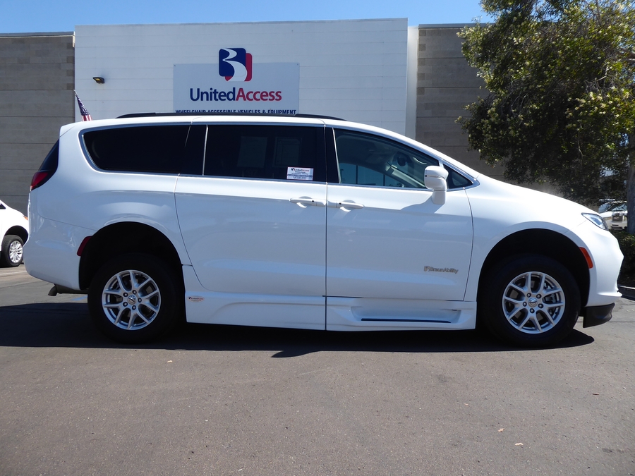 PRE OWNED 2022 Chrysler Pacifica Touring L