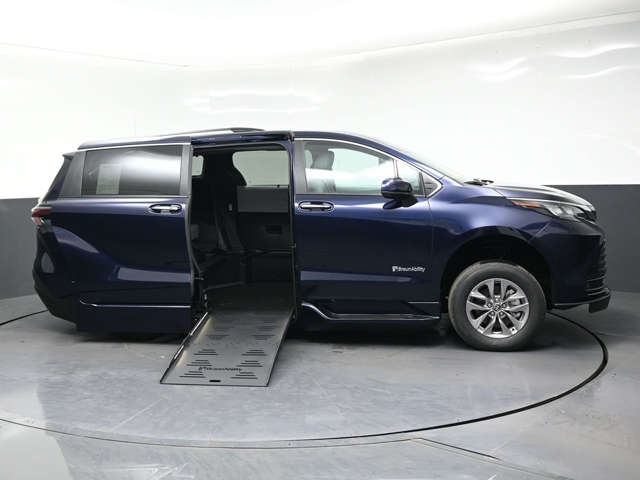 New 2026 Toyota Sienna XLE Base