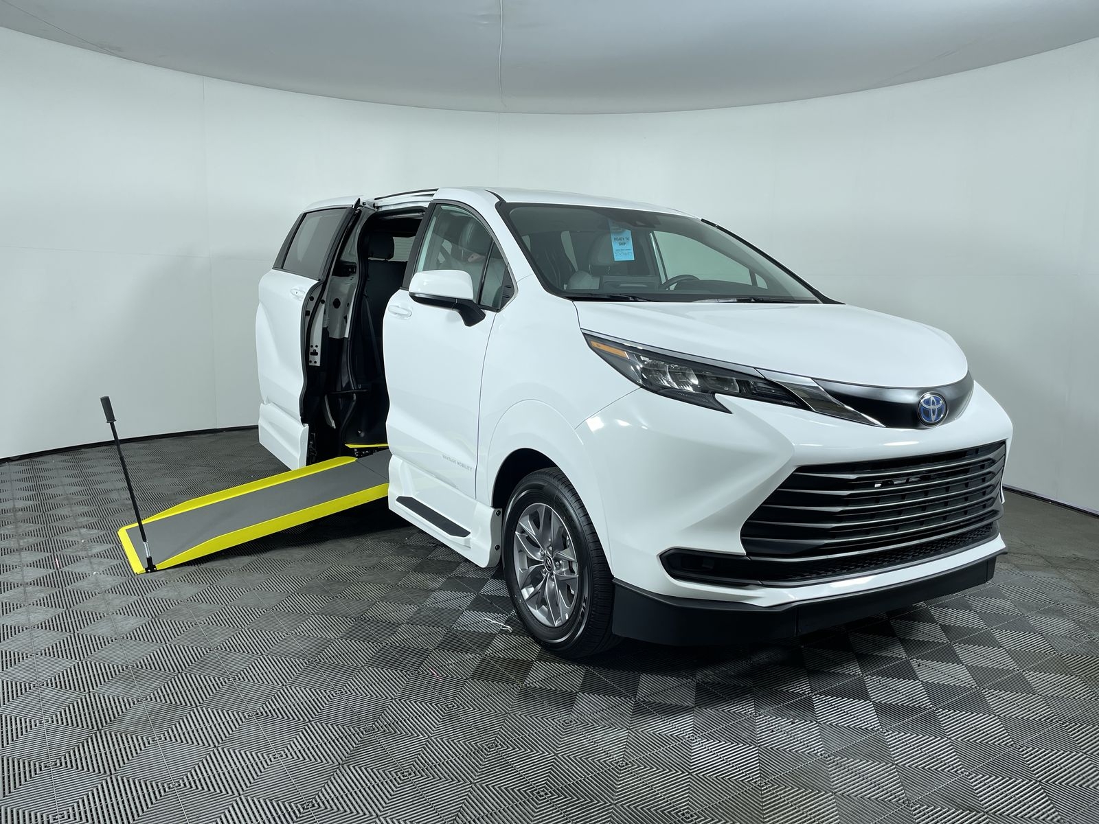 2025 Toyota Sienna LE's photo