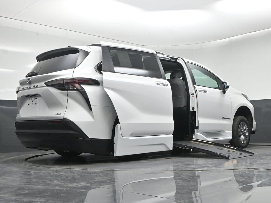 New 2026 Toyota Sienna XLE Base