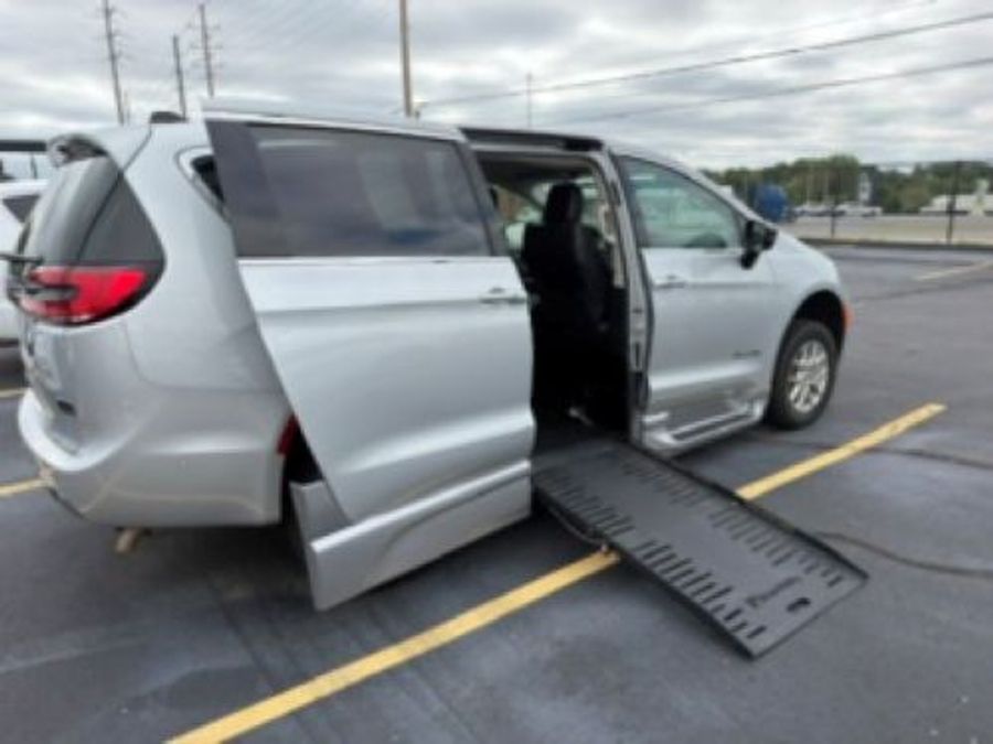 PRE OWNED 2024 Chrysler Pacifica Touring L