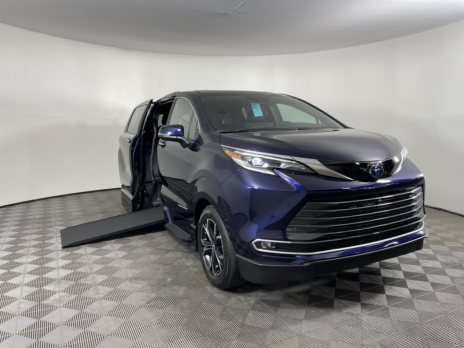 2025 Toyota Sienna Platinum's photo