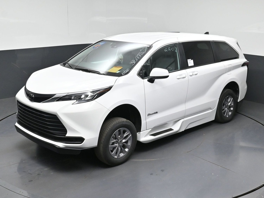 New 2026 Toyota Sienna LE