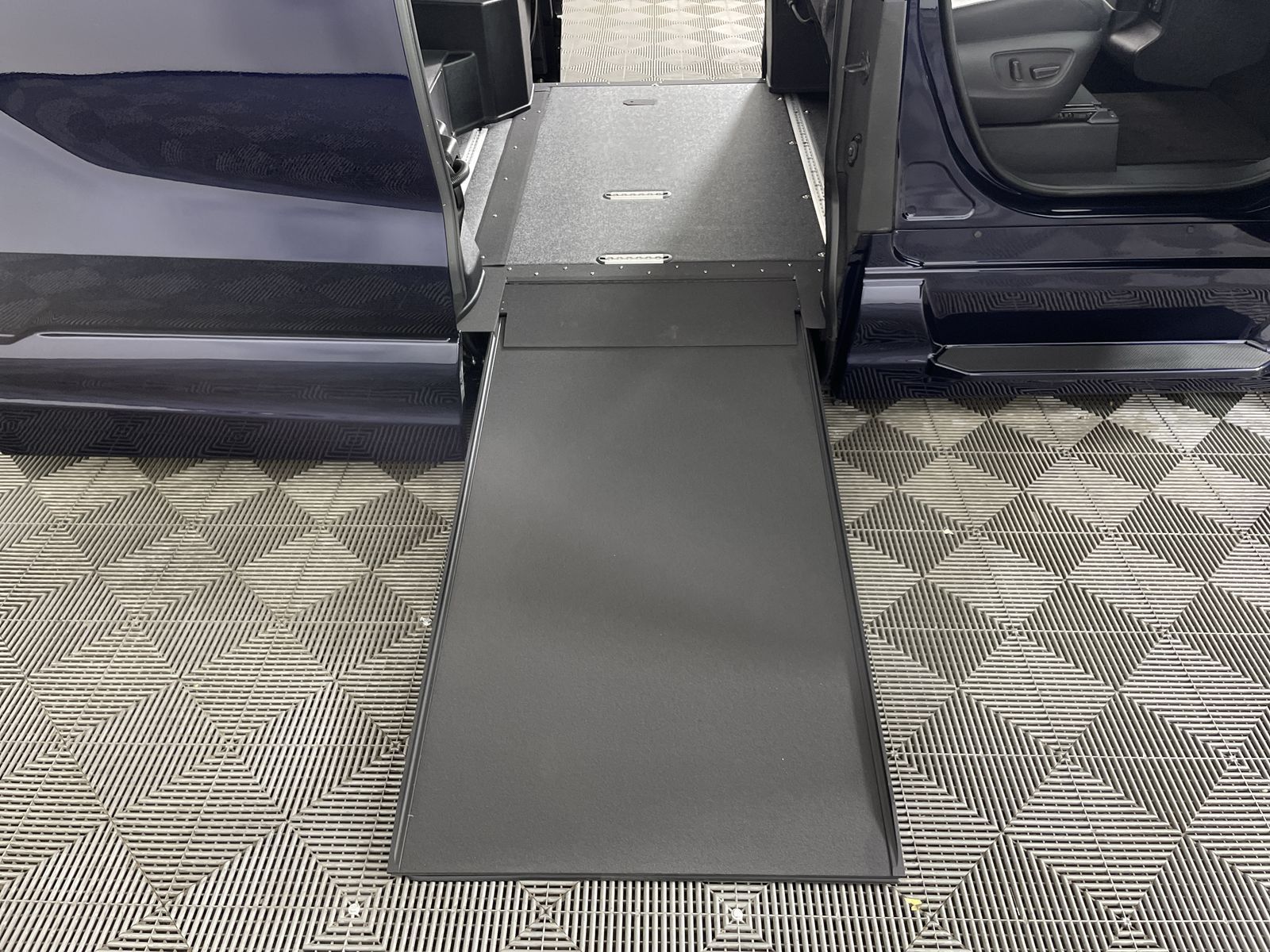 2025 Toyota Sienna Platinum - Photo 4