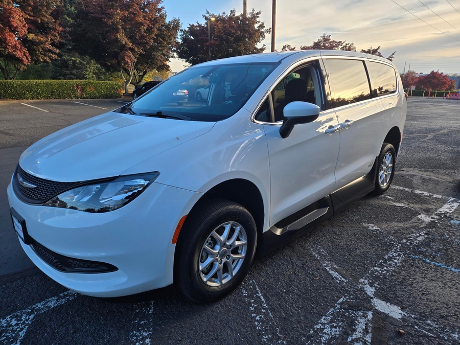 PRE OWNED 2022 Chrysler Voyager LX