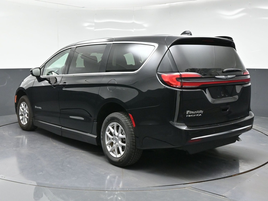 CERTIFIED PRE-OWNED 2024 Chrysler Pacifica Touring L