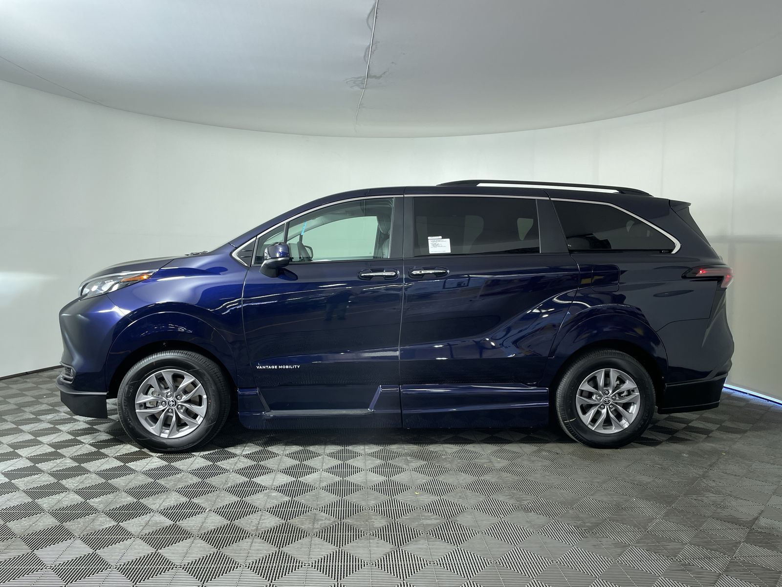 2025 Toyota Sienna XLE - Photo 29