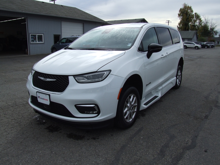 PRE OWNED 2024 Chrysler Pacifica Touring L