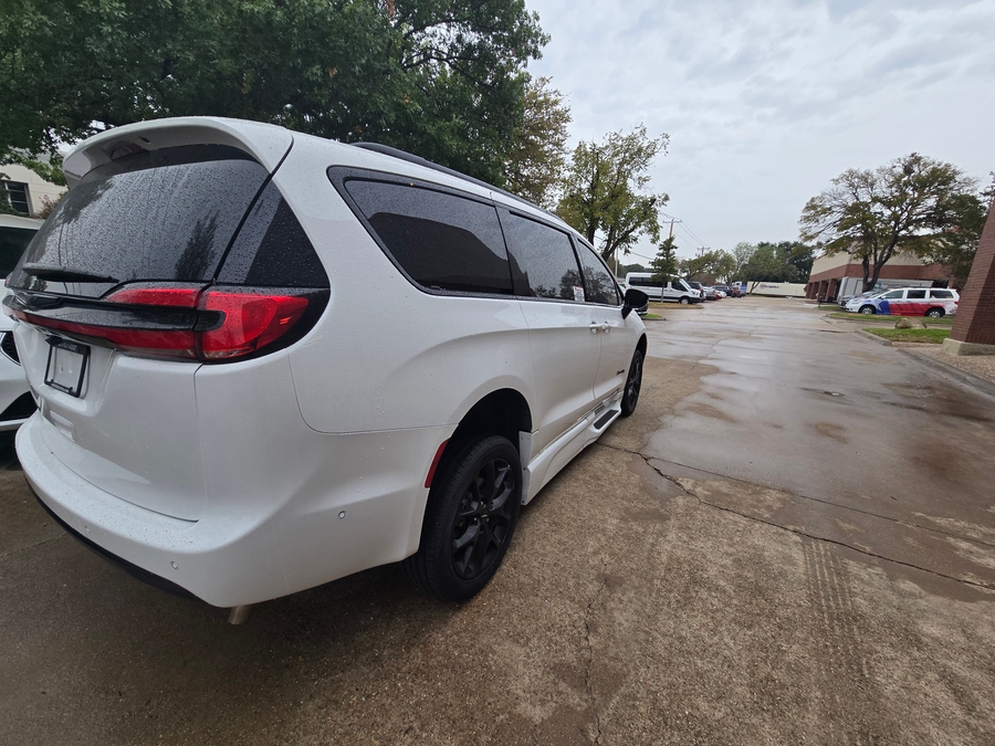 PRE OWNED 2024 Chrysler Pacifica Touring L
