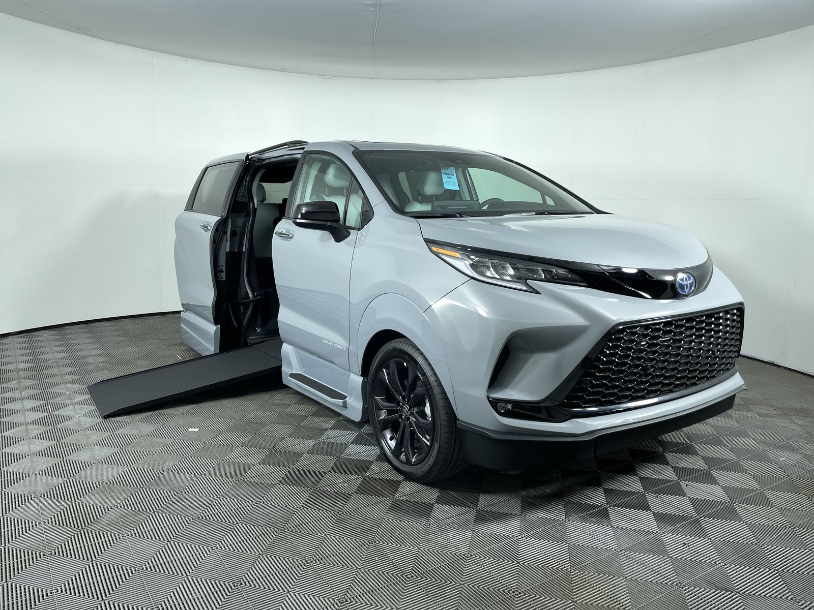 2025 Toyota Sienna XSE's photo