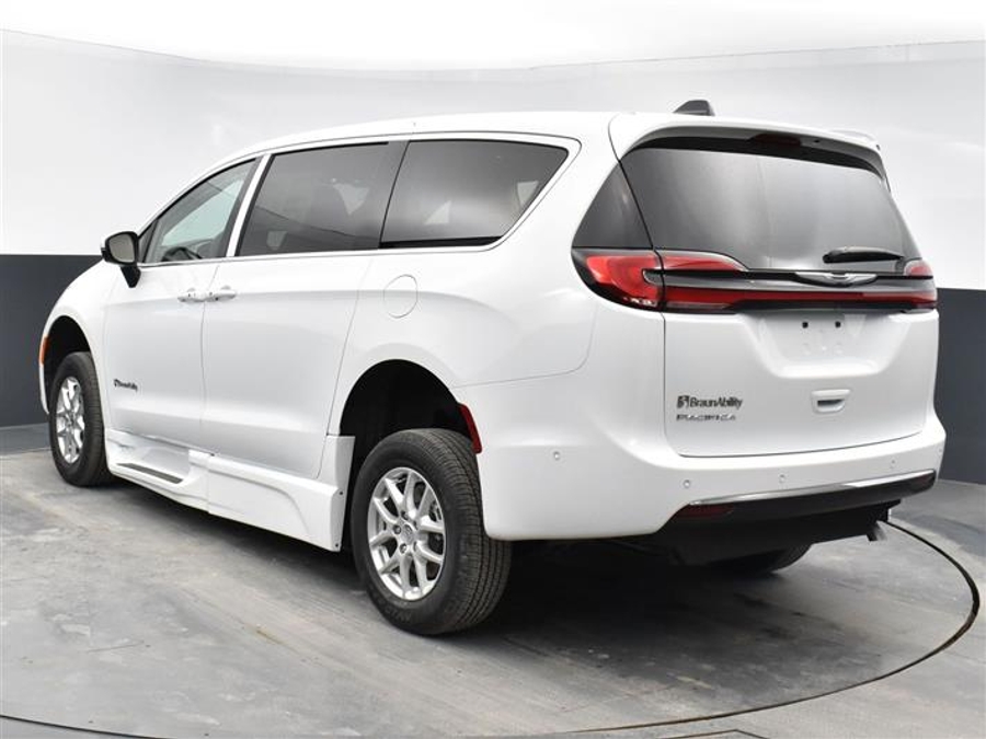 CERTIFIED PRE-OWNED 2024 Chrysler Pacifica Touring L