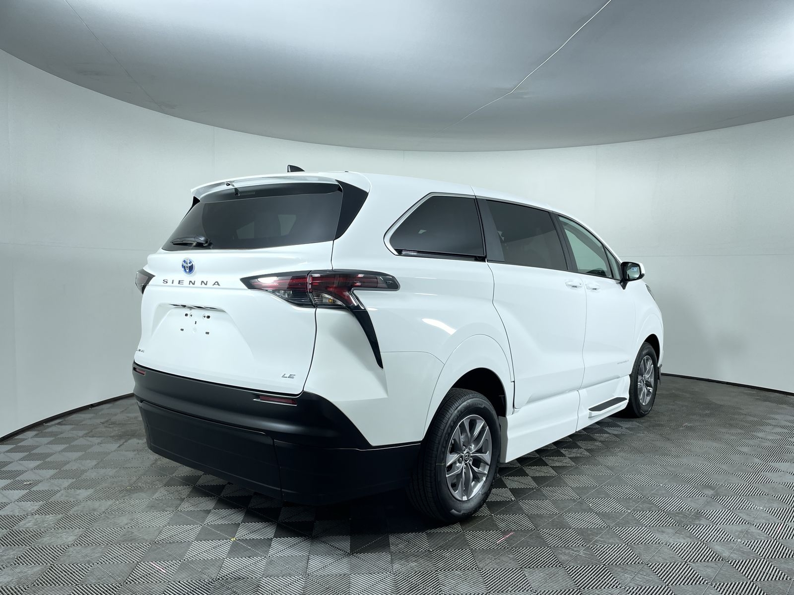 2025 Toyota Sienna LE - Photo 25