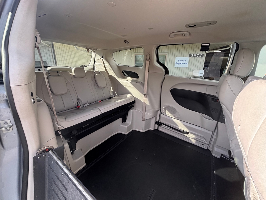 PRE OWNED 2018 Chrysler Pacifica Touring L