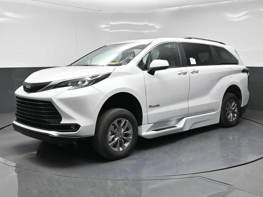 New 2026 Toyota Sienna XLE Base