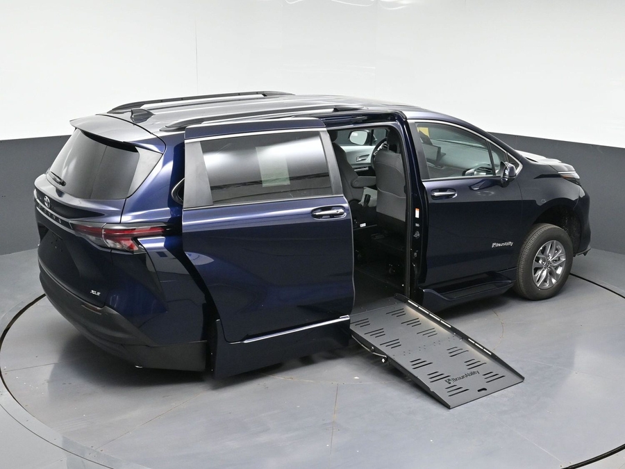 New 2026 Toyota Sienna XLE Base